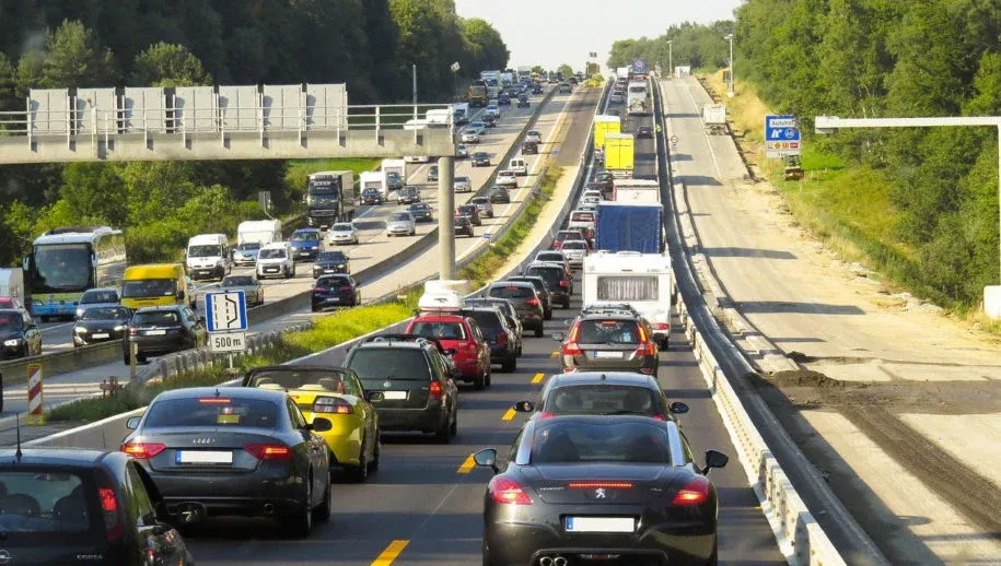 file druk autoverkeer vakantie 915x518 1