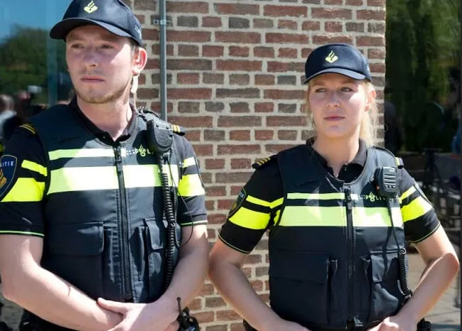 zghdy4bez62b19cku16ciwk9f politieuniform1