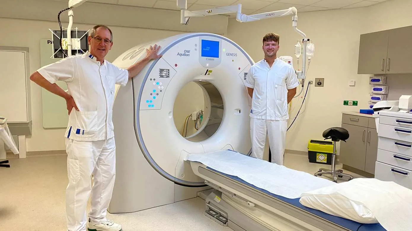 241108-ct-scan-foto-treant-mbbers-stefan-kwant-r-en-gert-tempelman-bij-de-nieuwe-ct-scanner
