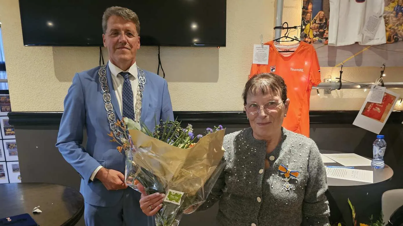 250919 Foto bij persbericht Lintje voor mevrouw Anneke Jansen-Benes - fotograaf Bennie Wolbers