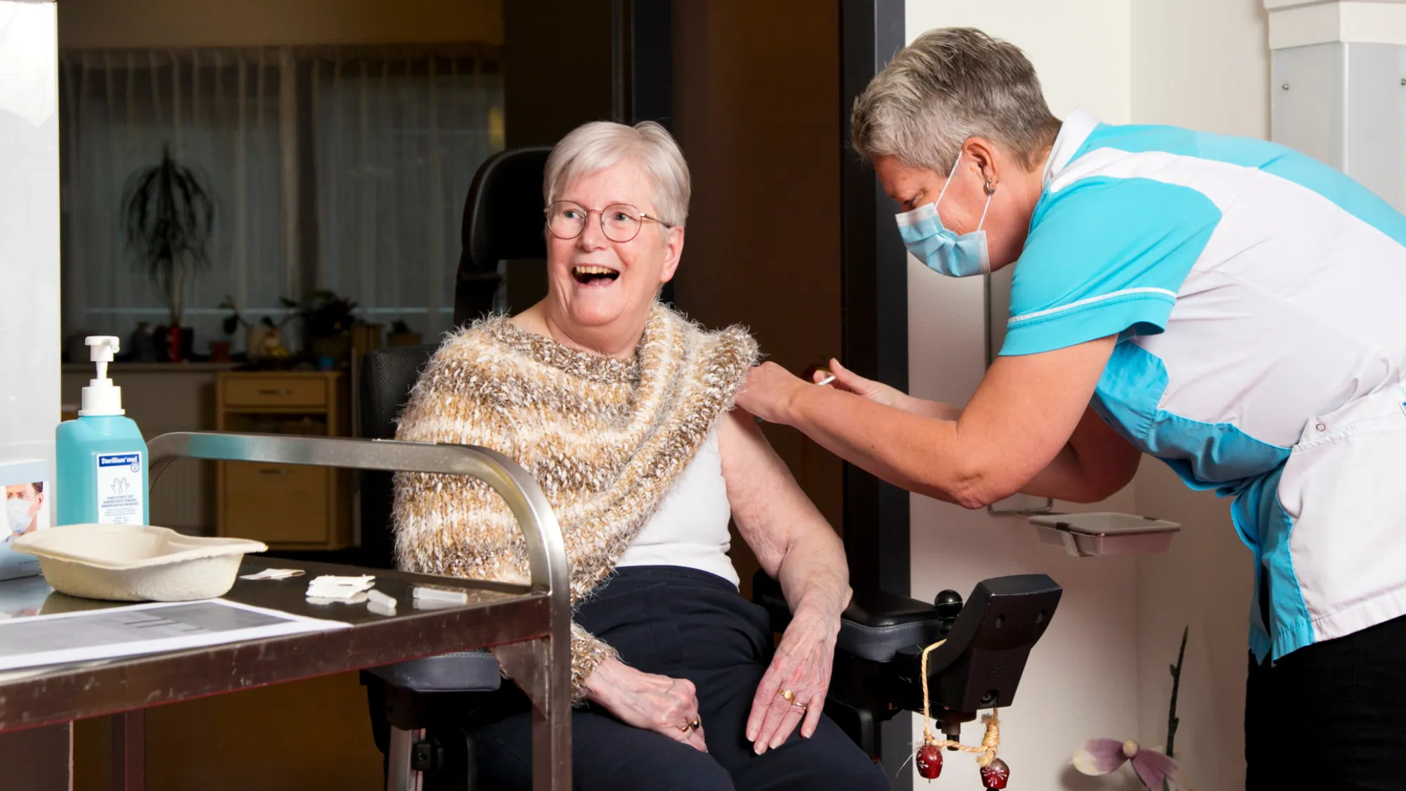 bewoonster-alie-diepenbroek-krijgt-eerste-prik