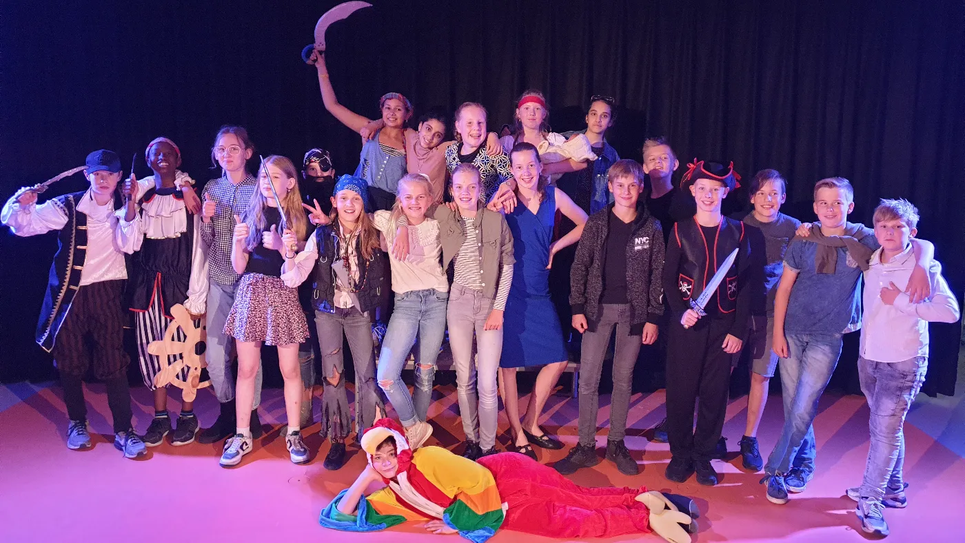 de-piraten-van-hiernaast-in-het-nieuwe-theaterlokaal-van-ikc-harm-smeenge