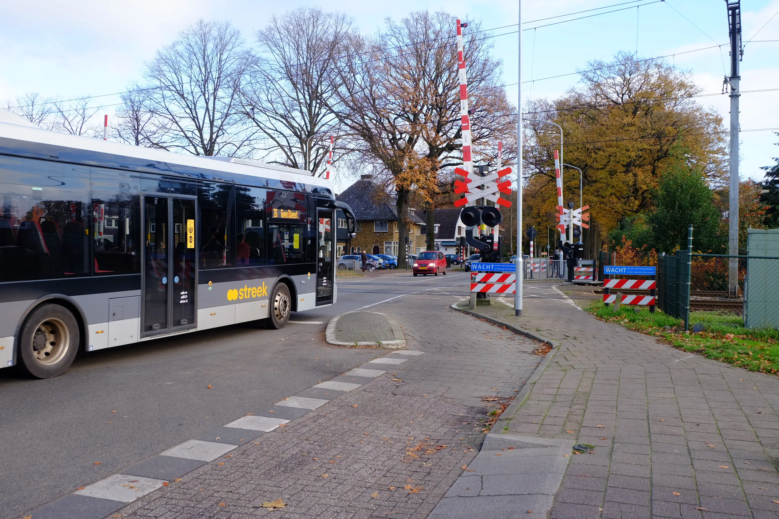 emmen-boslaan-overweg-bus
