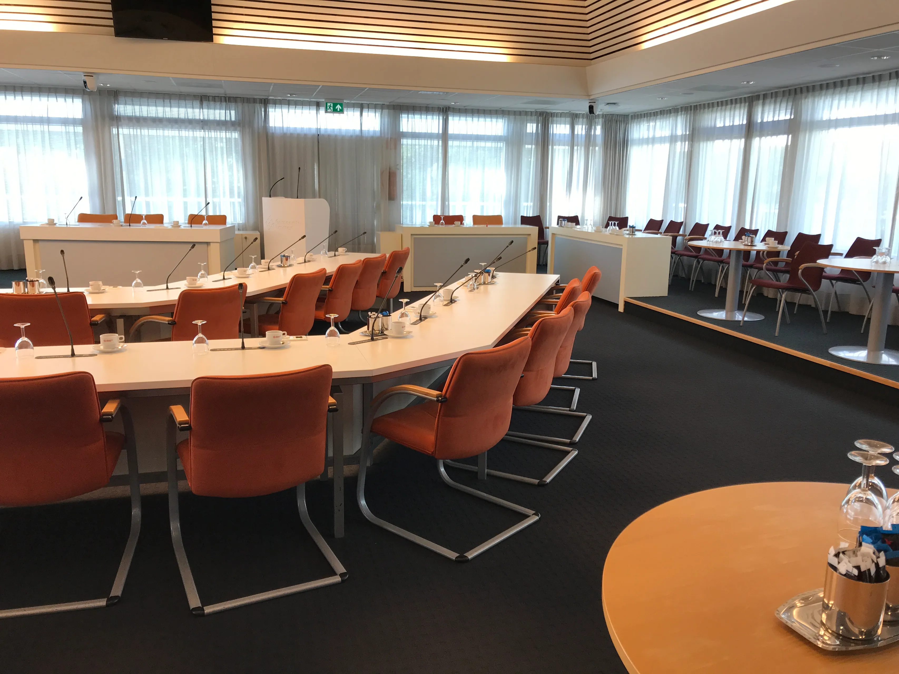 emmen-gemeente-raadzaal-leeg-2mb