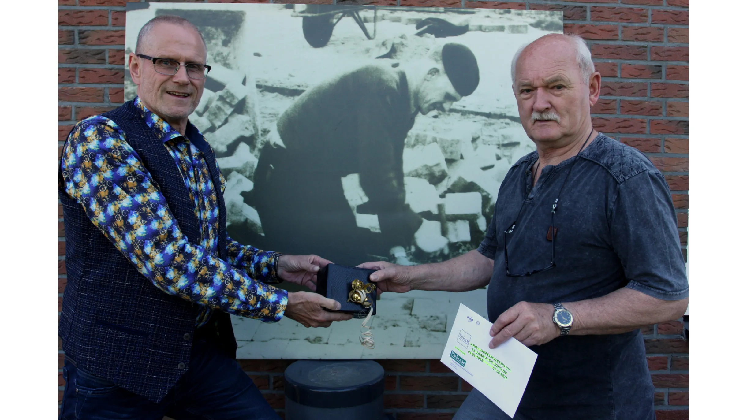 fokke-en-arie-voor-het-portet-van-de-grondlegger