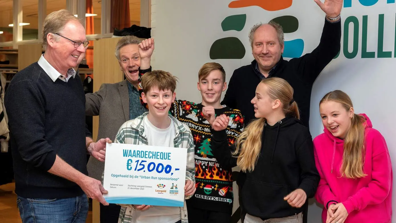 foto-uitreiking-opbrengst-sponsorloop-hondsrug-college-aan-stichting-leergeld