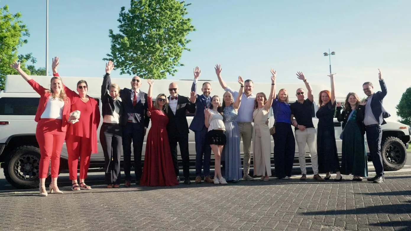 groepsfoto-hoofdrolspelers-voor-limousine