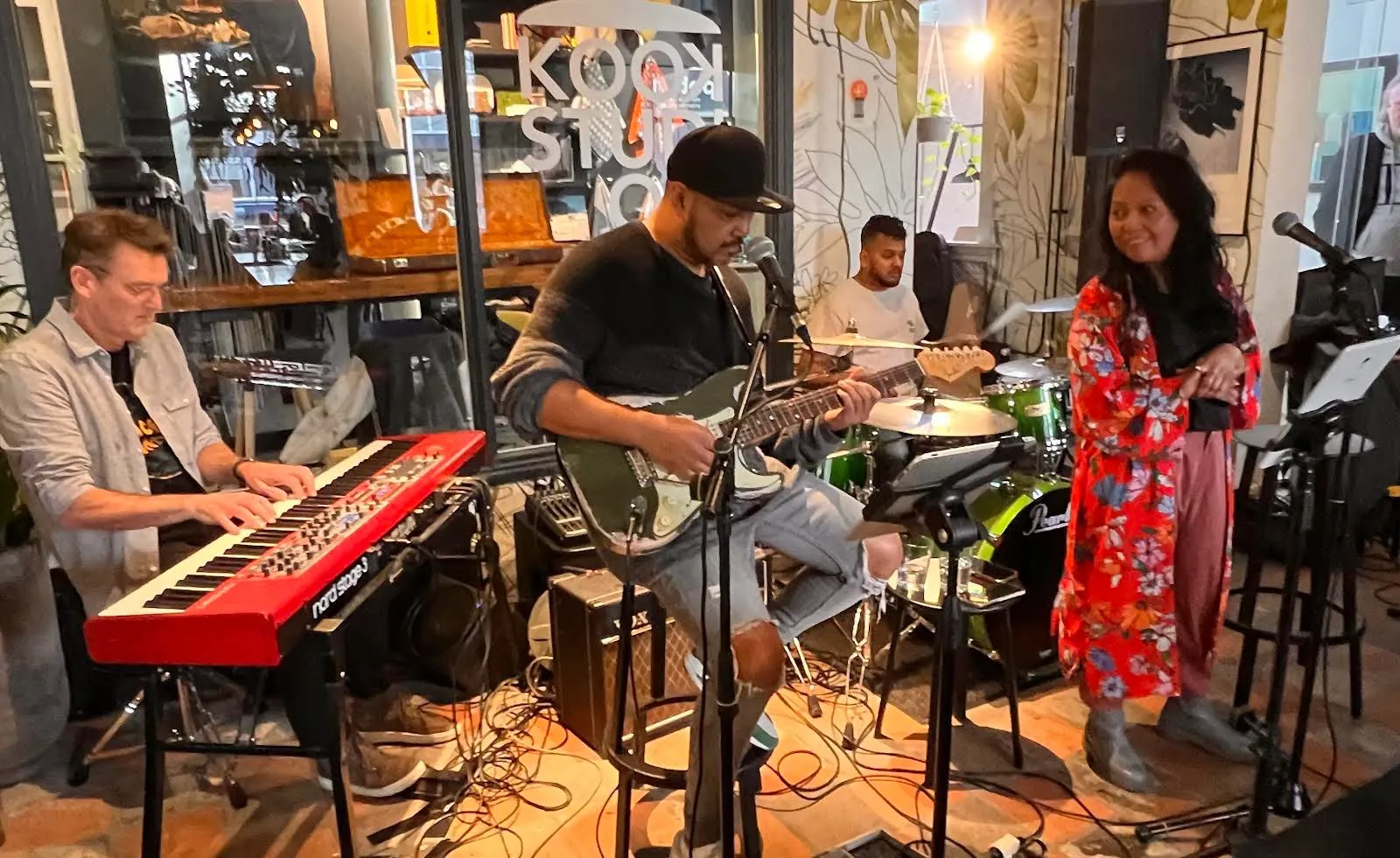 hoo-muziek-achter-voordeur