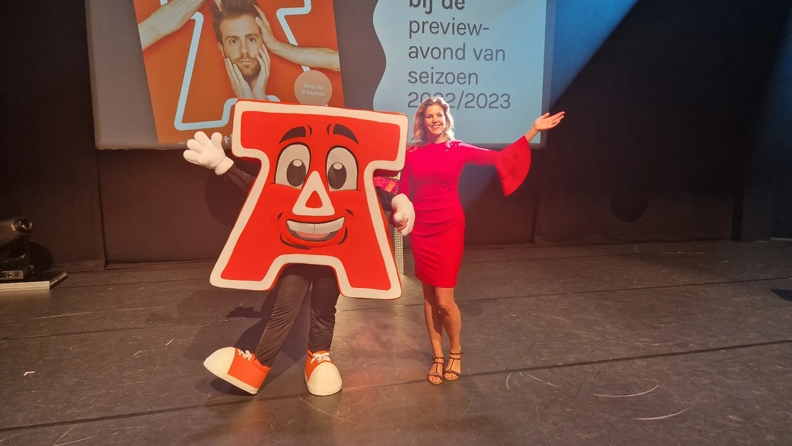 introductie-mascotte-aatje-door-theaterdirecteur-machteld-van-der-werf