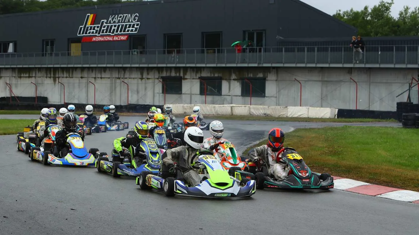 Lars Vennink met nummer 382 in groot startveld van pole naar zege in Mariembourg
