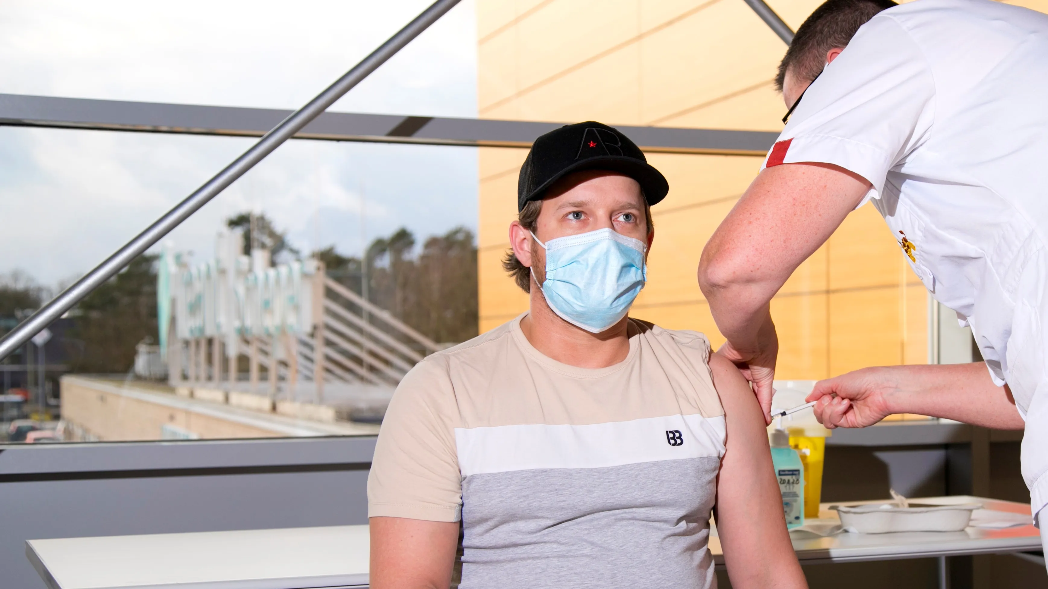 medewerker-bart-de-jong-krijgt-coronavaccin