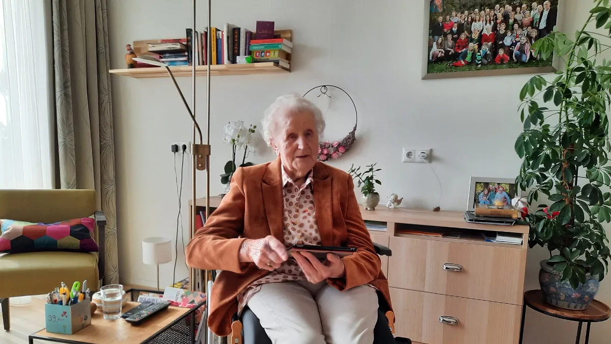 mevrvoppen-met-ipad-100-jaar-7-1