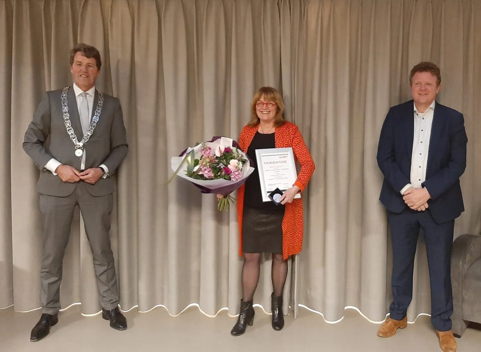 overhandiging-erepenning-aan-marchien-brons