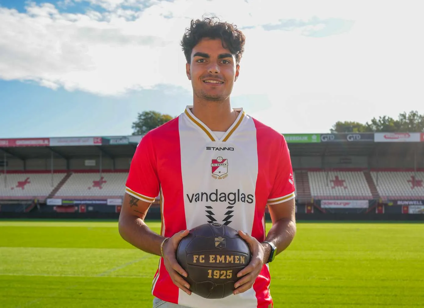 PERSBERICHT FC Emmen huurt Antonio Satriano van Heracles Almelo - Foto Jari Leijssenaar - FC Emmen