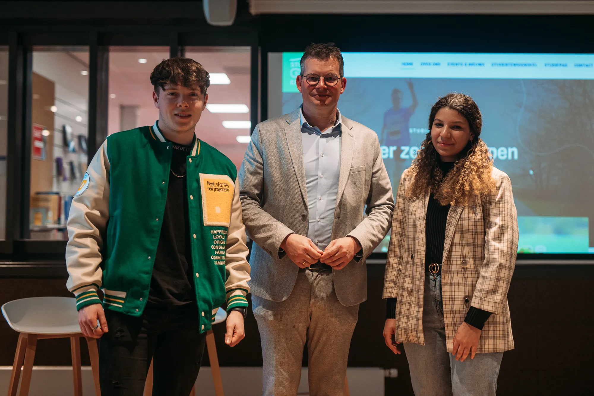 raymond-wanders-met-studentenbestuursleden-enzo-en-anna