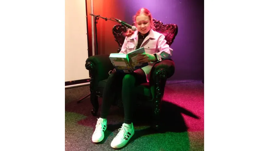 winnares-voorleeswedstrijd-emmen-esmee-bos-leest-voor