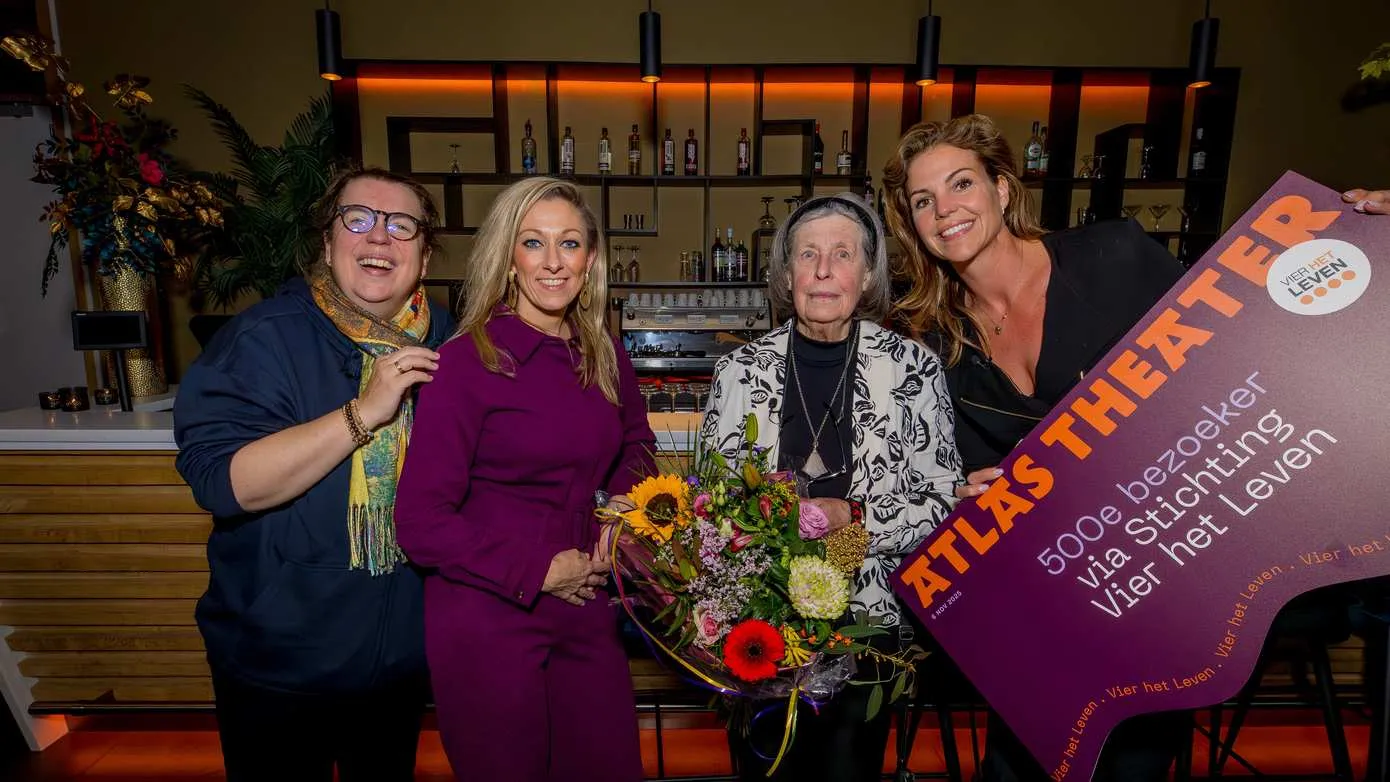 Francis van Broekhuizen, Wethouder Dewy Keen, 500ste Vier het Leven bezoeker Mevr. Daartselaar-Bos en Directeur Machteld van der Werf