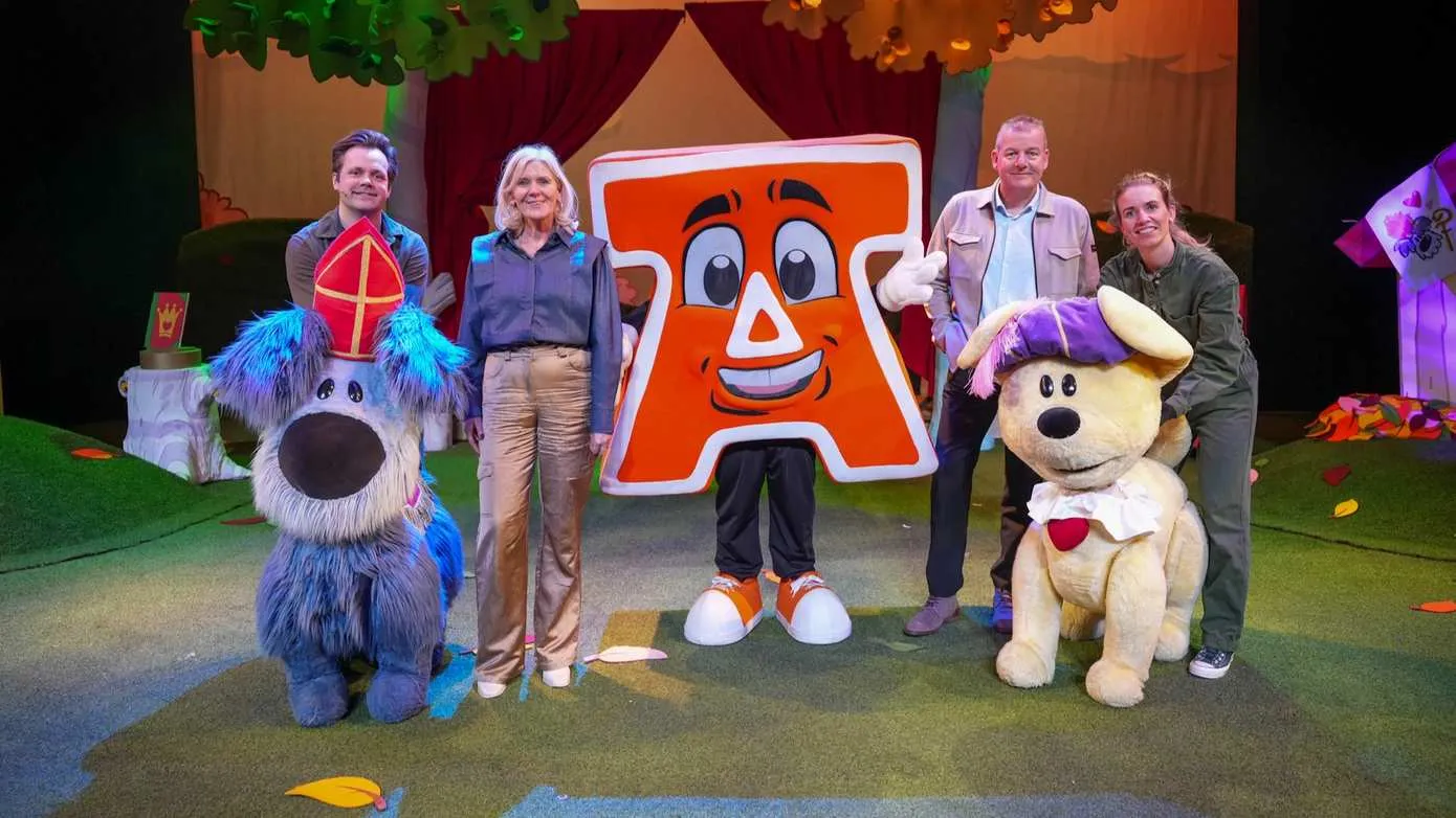 Rabobank vertegenwoordigers, de cast van Woezel & Pip en mascotte Aatje voor het decor van de Sinterklaasvoorstelling – Foto Bryan Wanningen