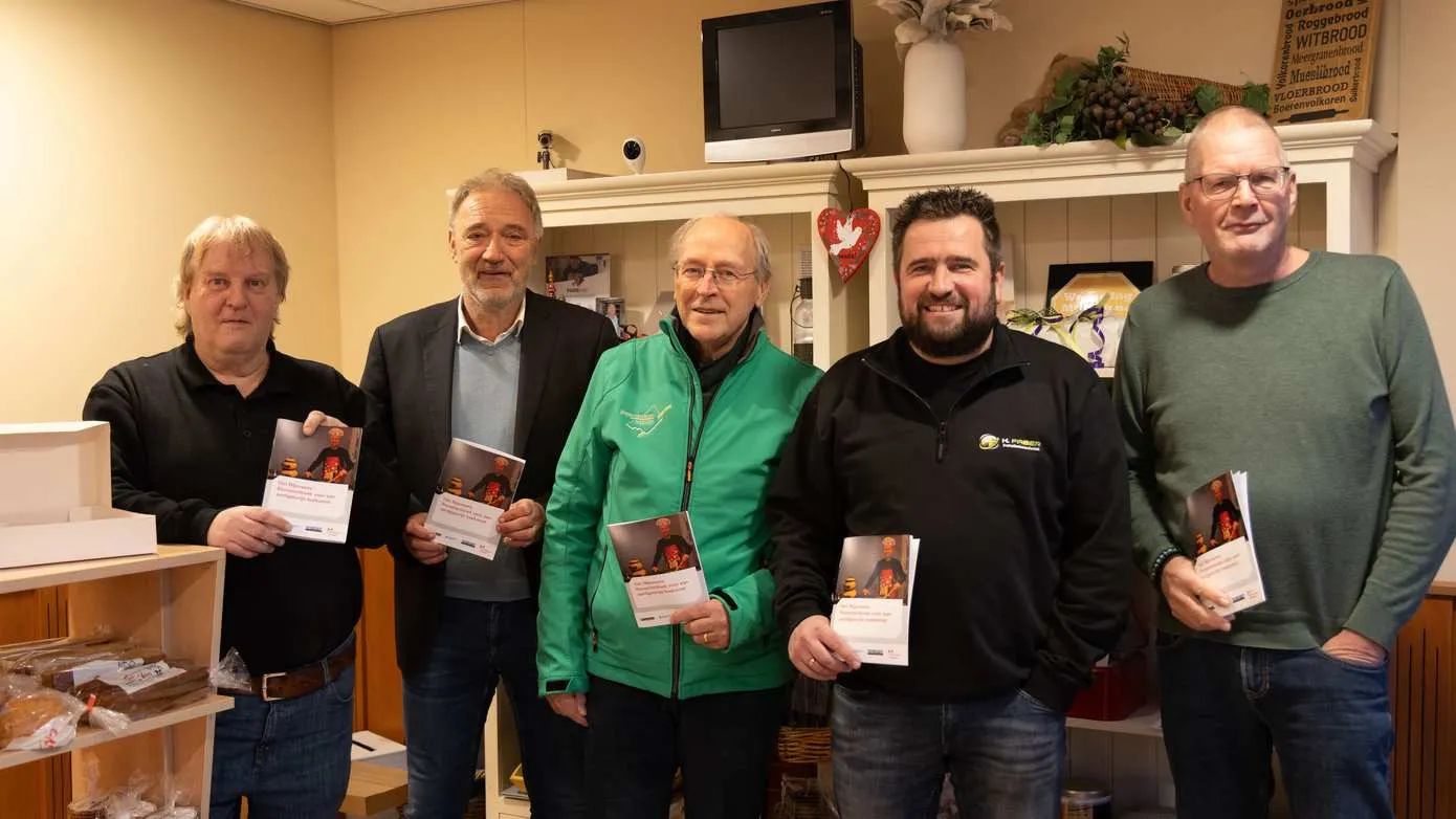 12 02 Afbeelding overhandiging duurzaam receptenboek