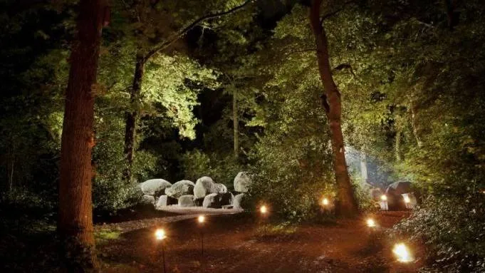 Hunebed Borger verlicht _ Hunebedcentrum