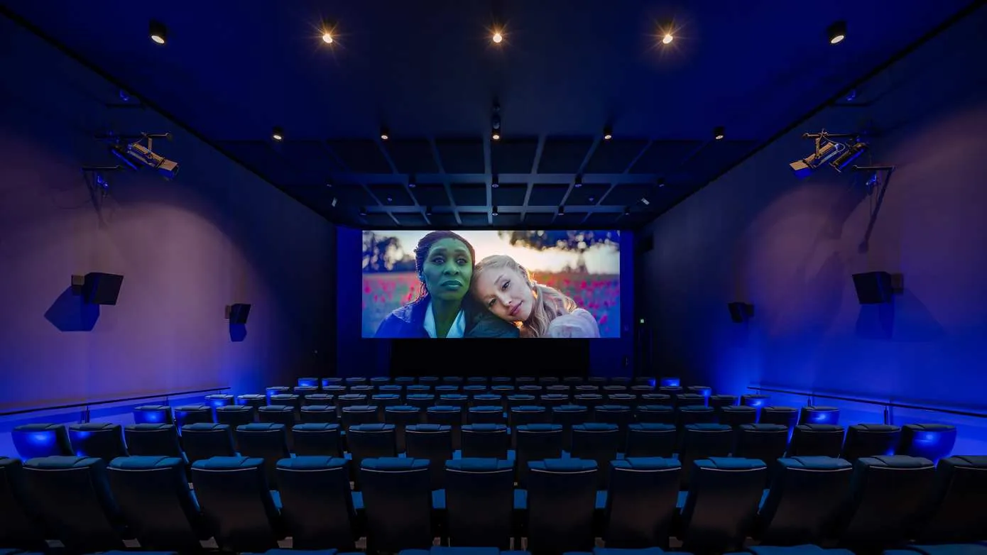 Vernieuwde Bioscoopzaal De Nieuwe Kolk met Wicked op scherm