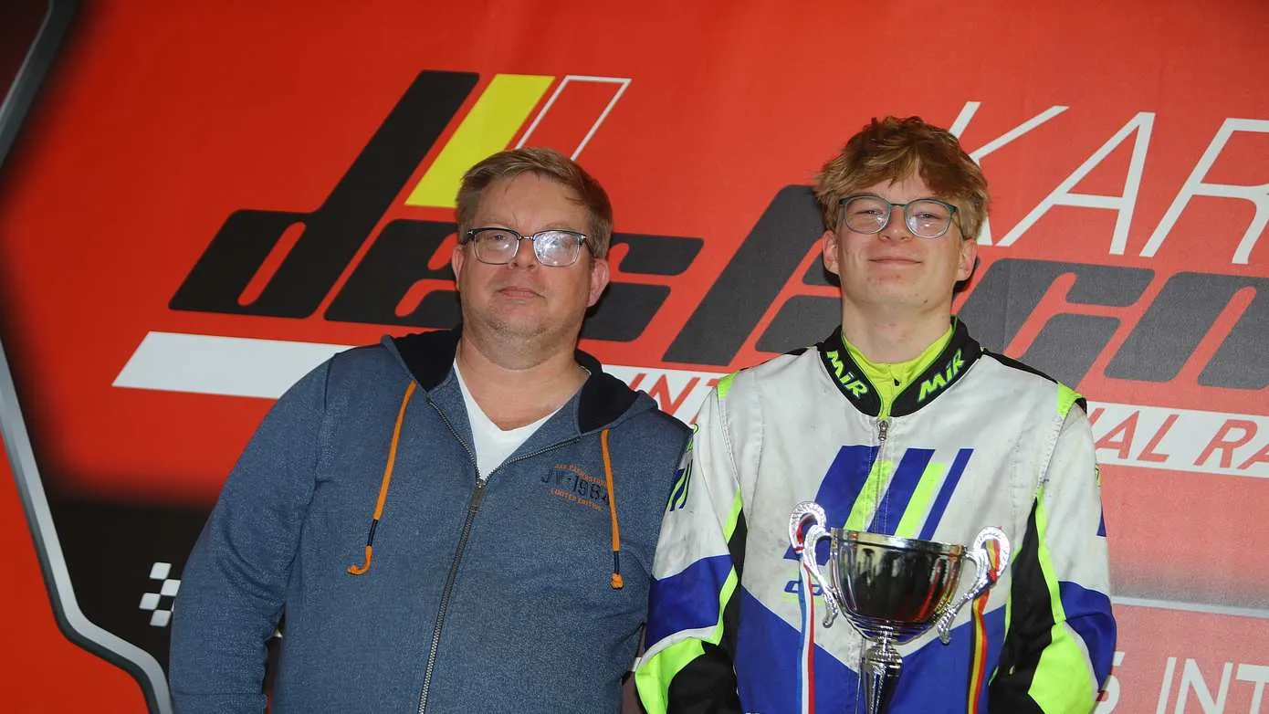 Lars Vennink met zijn vader als monteur kampioen Rotax Max Senior karting