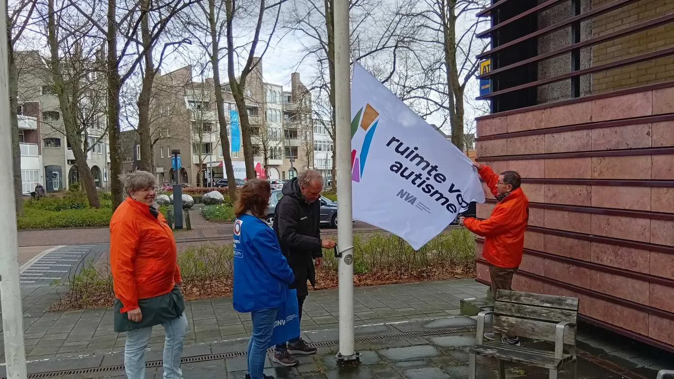 03-30 Gemeente Meppel hijst vlag in autismeweek voor inclusieve samenleving