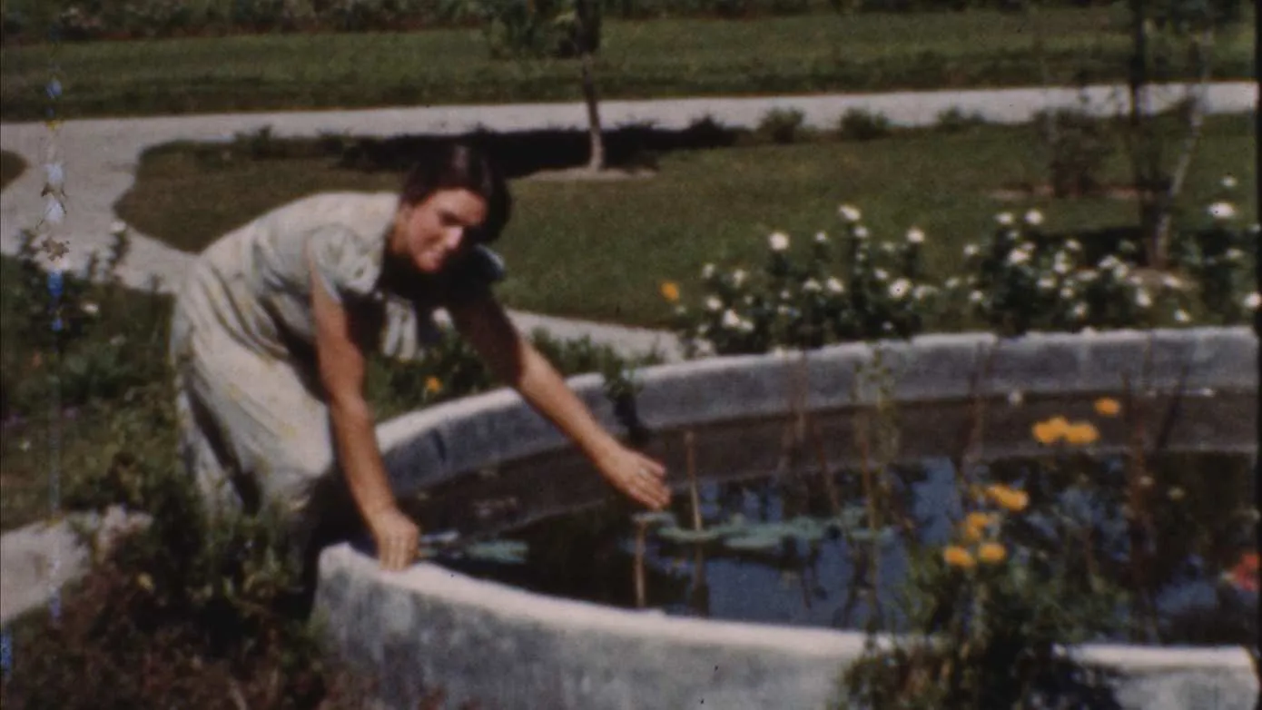 Greet Daub bij vijver in tuin