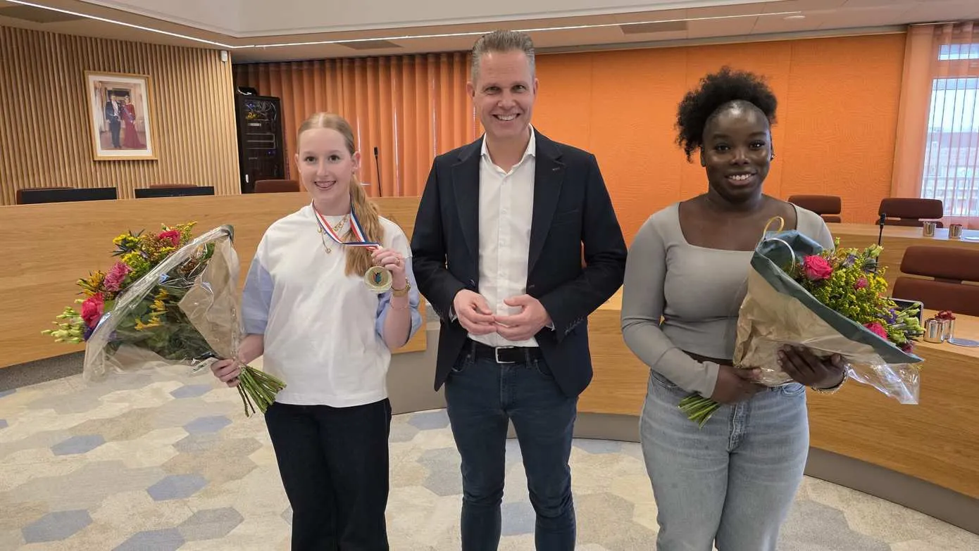 Links Marrit Mensen, midden wethouder Schrik en rechts Hadya Foulematu Camara