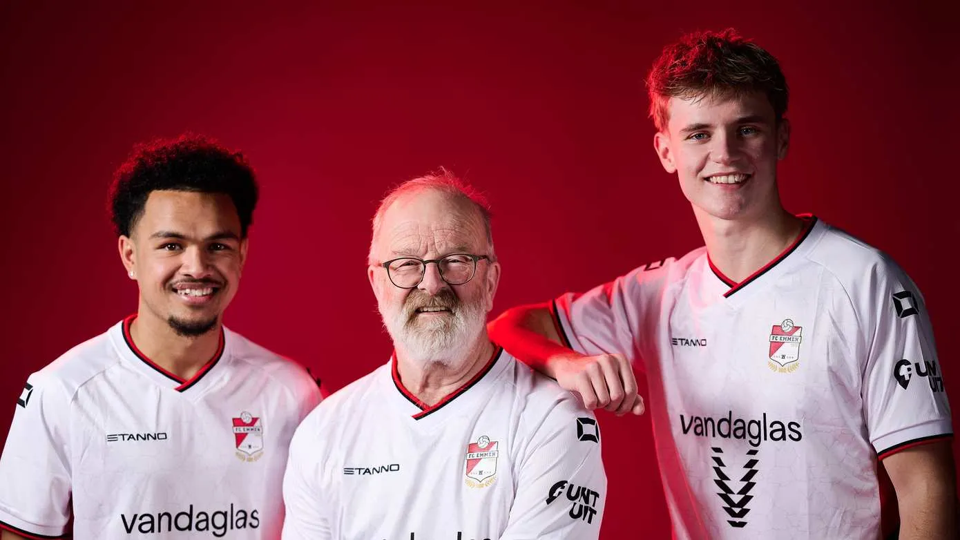 PERSBERICHT FC Emmen lanceert vierde tenue- het Naoberschap-tenue - Foto Peter Timmer Fotografie  FC Emmen