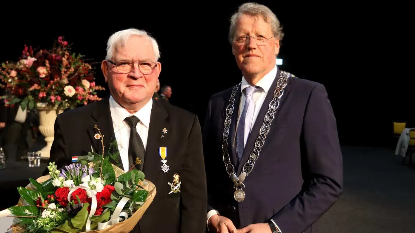 260411 Foto Koninklijke onderscheiding voor Jacob Zuur