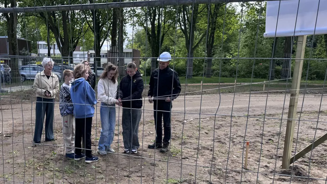 Kinderen knippen lint door 00030