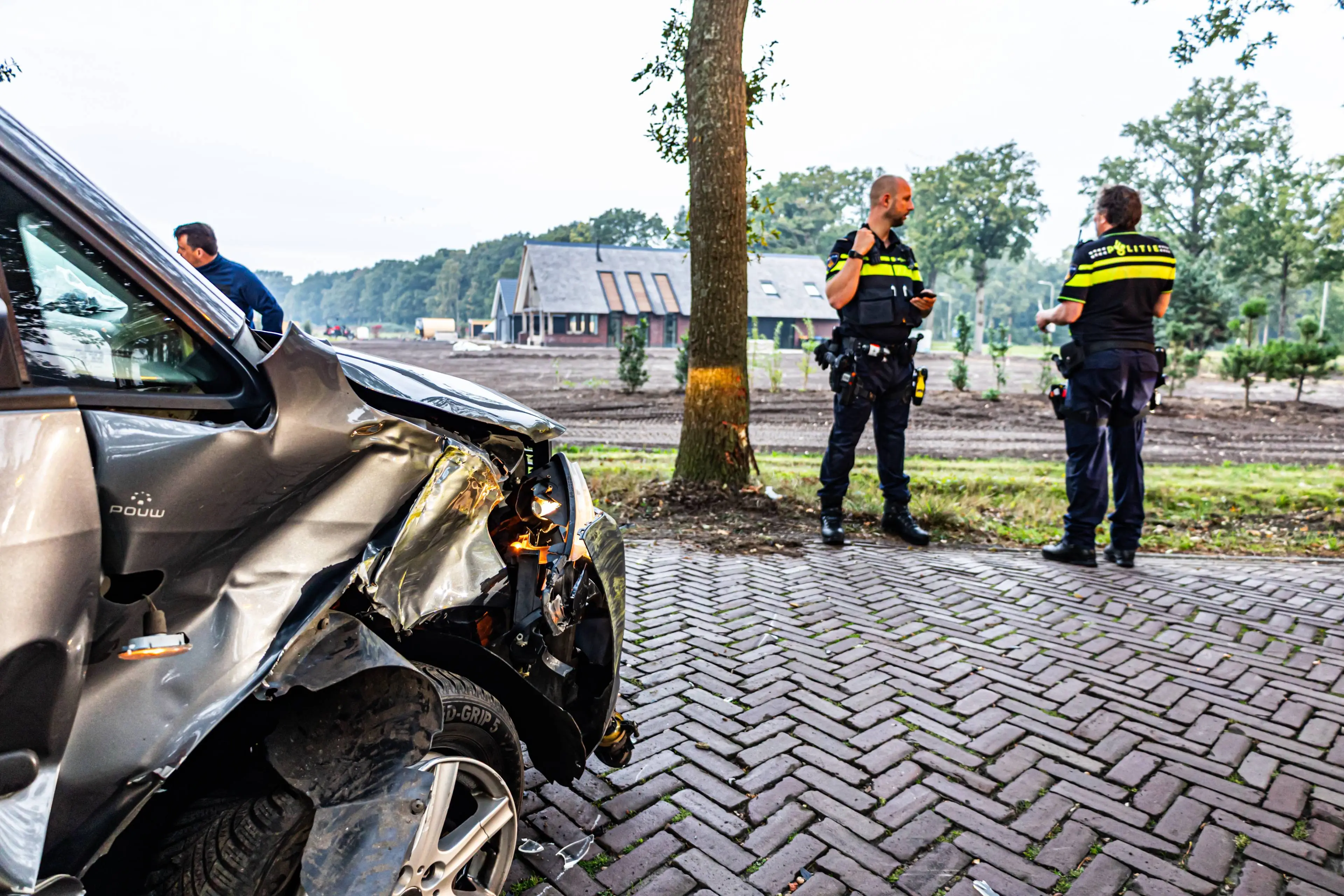 NOORDERNIEUWS_Martijn_Drogt_Busje_botst_tegen_boom_op_De_Schieven_1
