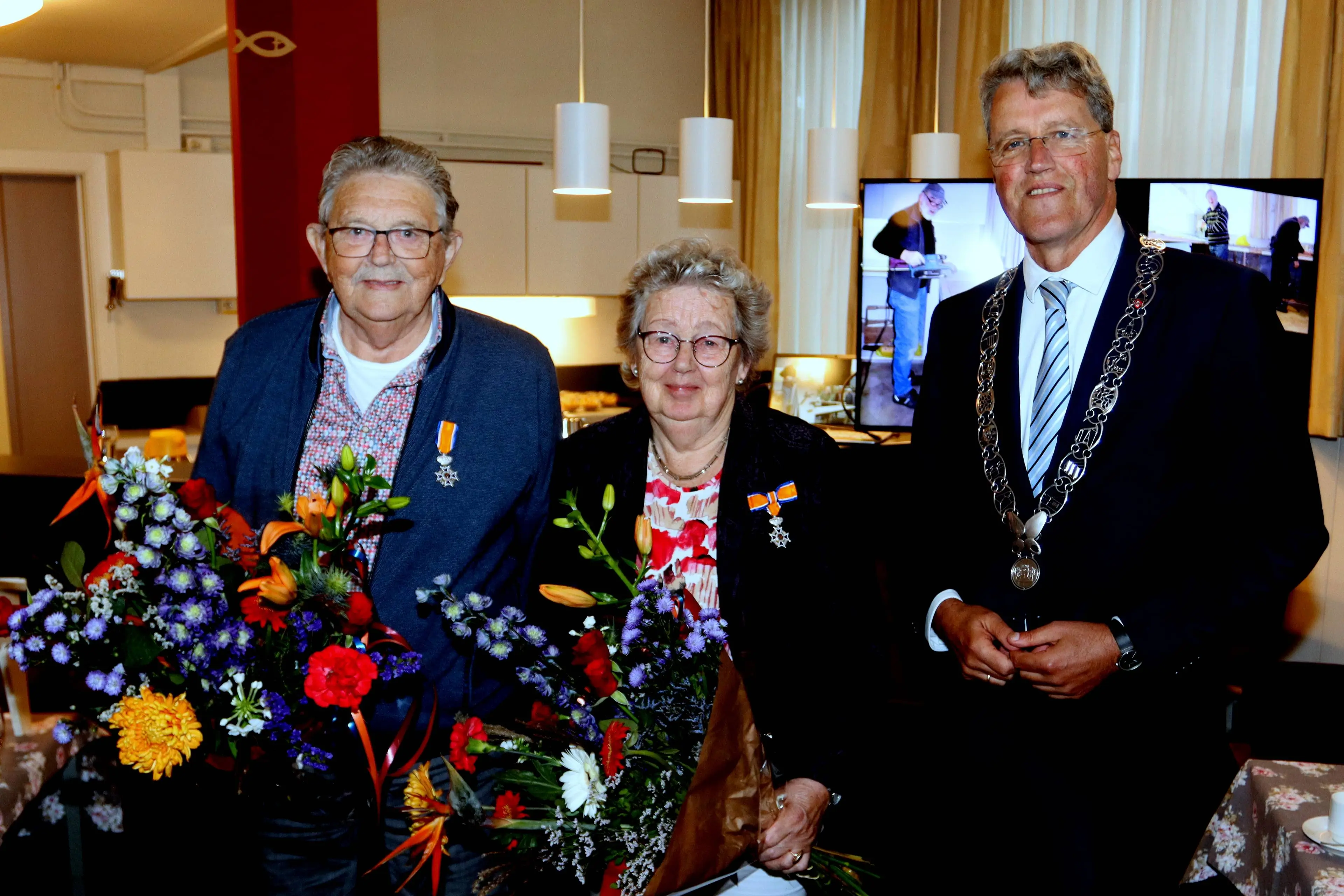 2026-10-09 echtpaar Venema met burgemeester Eric van Oosterhout
