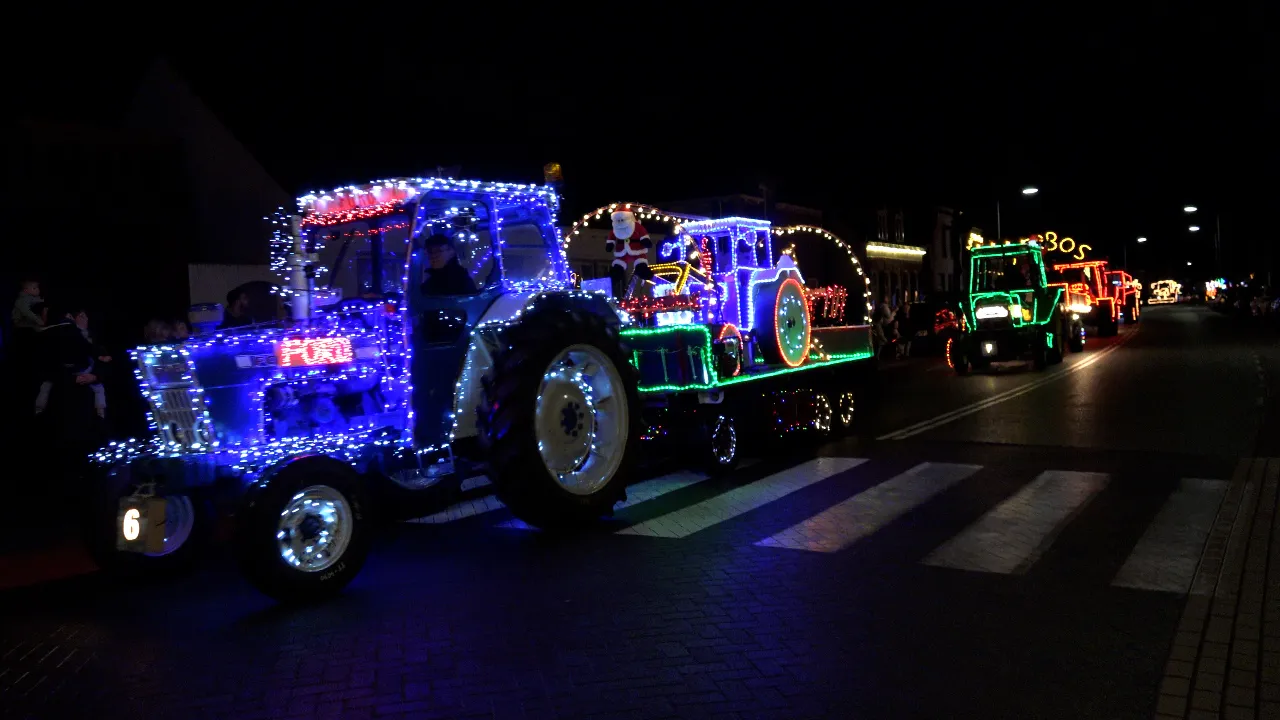 1 tractors by night1