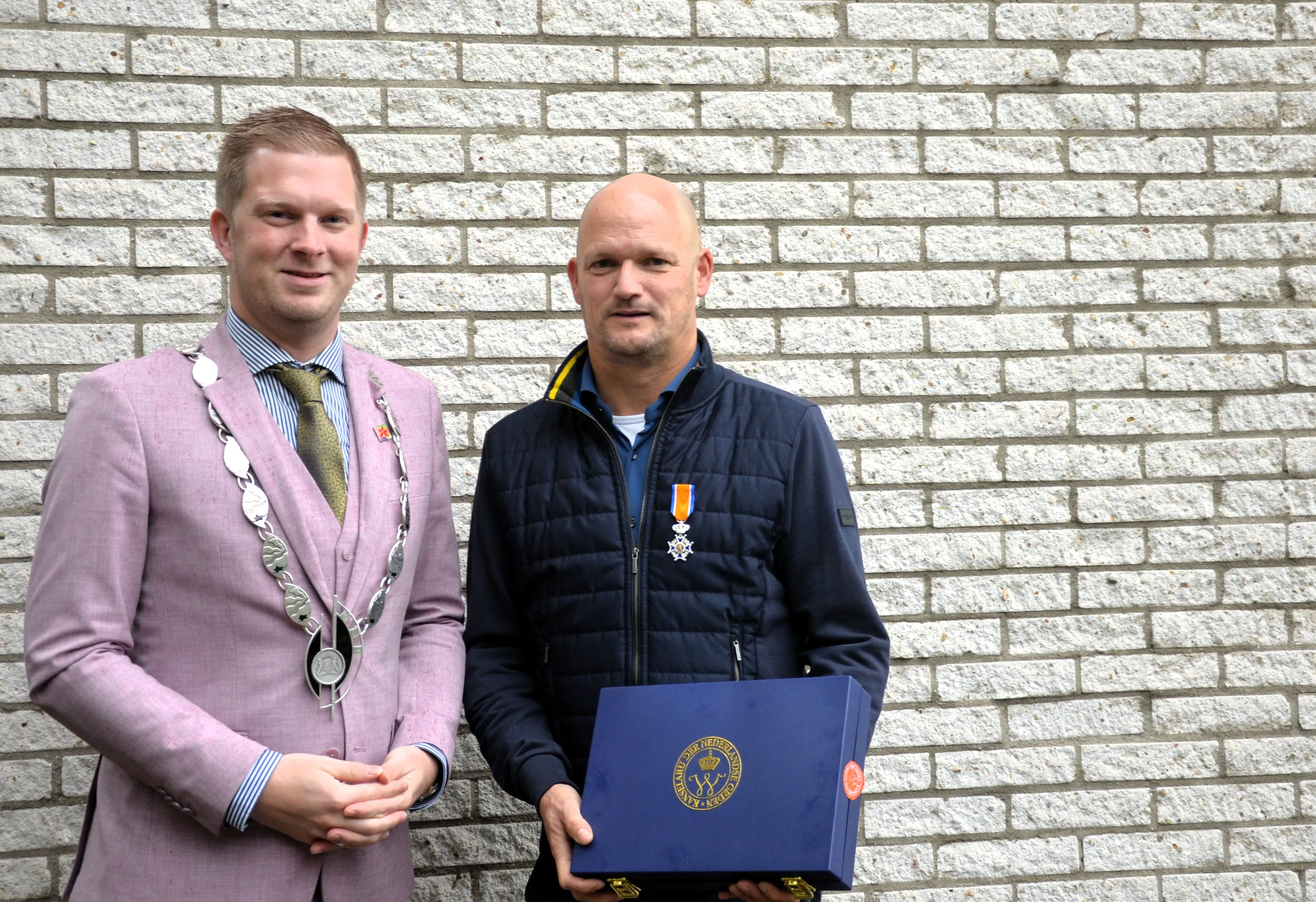 nick simonis en burgemeester boy scholtze foto gerard van vugt