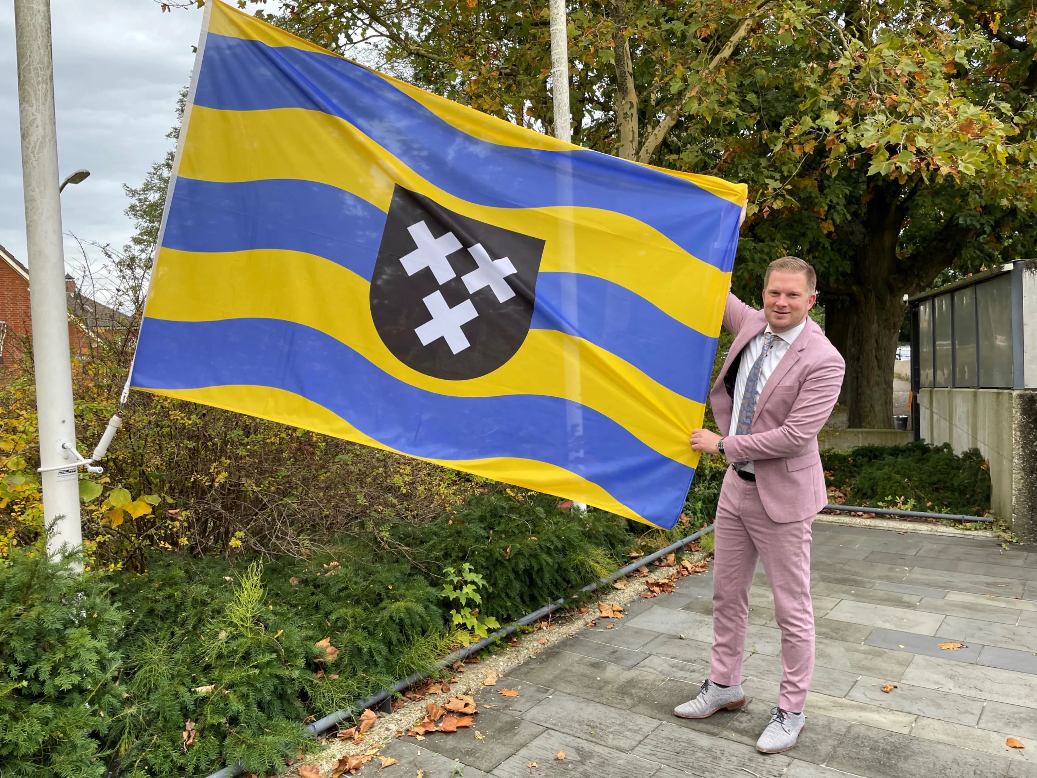 2024 10 15 burgemeester scholtze met gemeentevlag van drimmelen