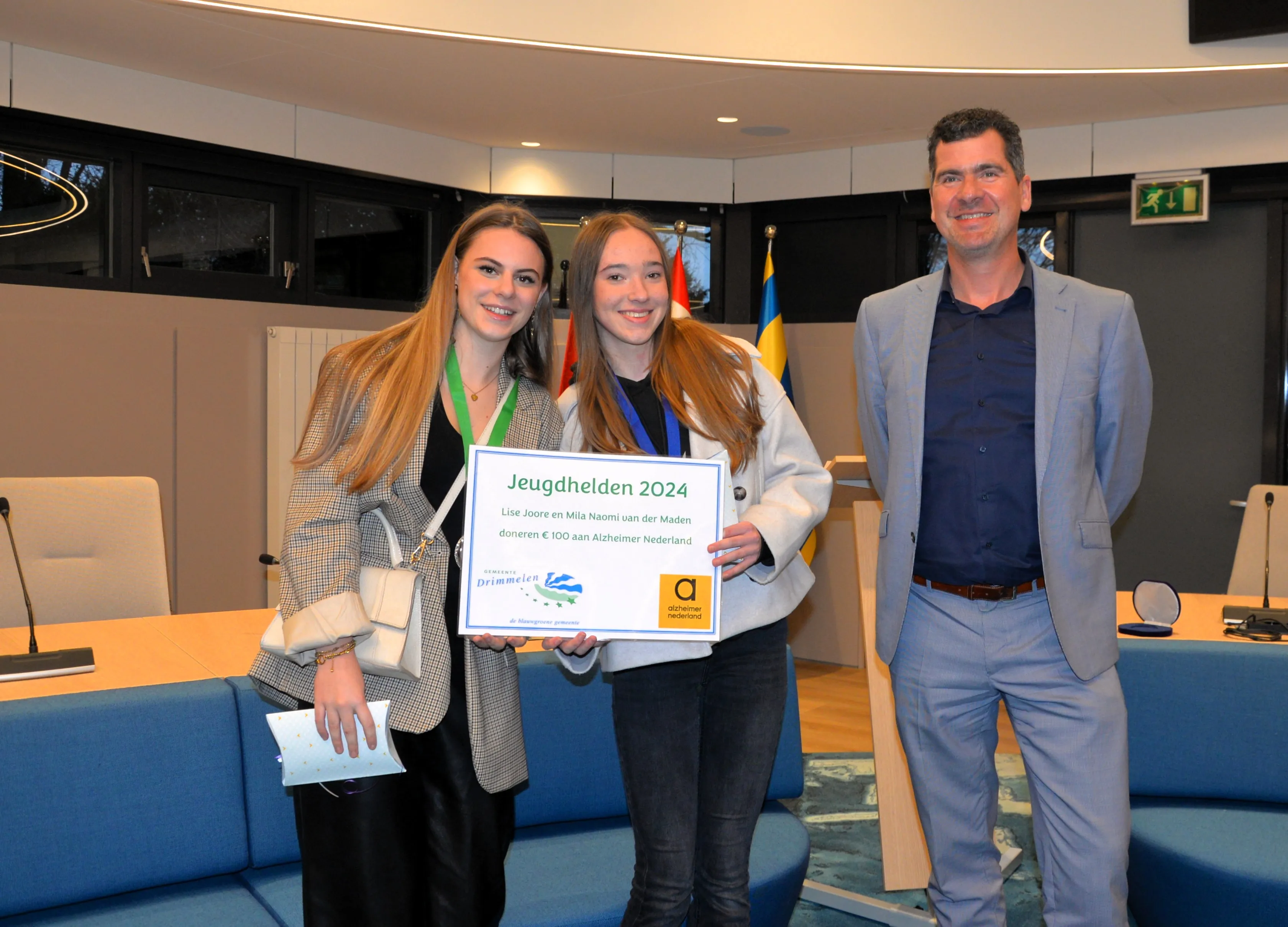 jeugdhelden lise en mila met wethouder vissers foto gerard van vugt