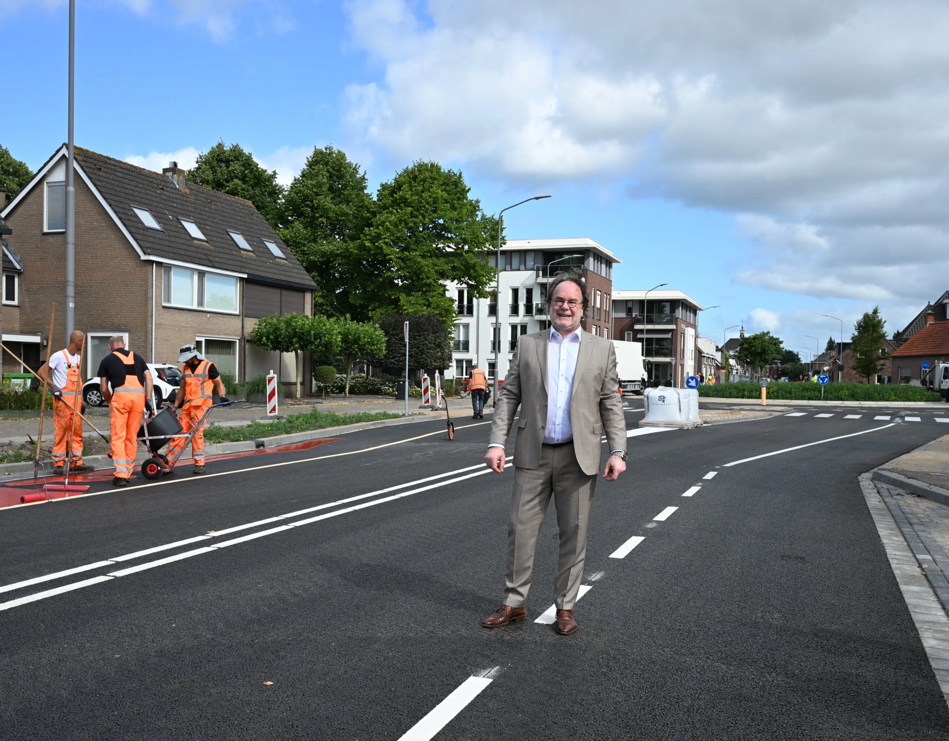 wethouder patrick akkermans bij de rotonde godfried schalckenstraat 1 fotograaf gerard van vugt
