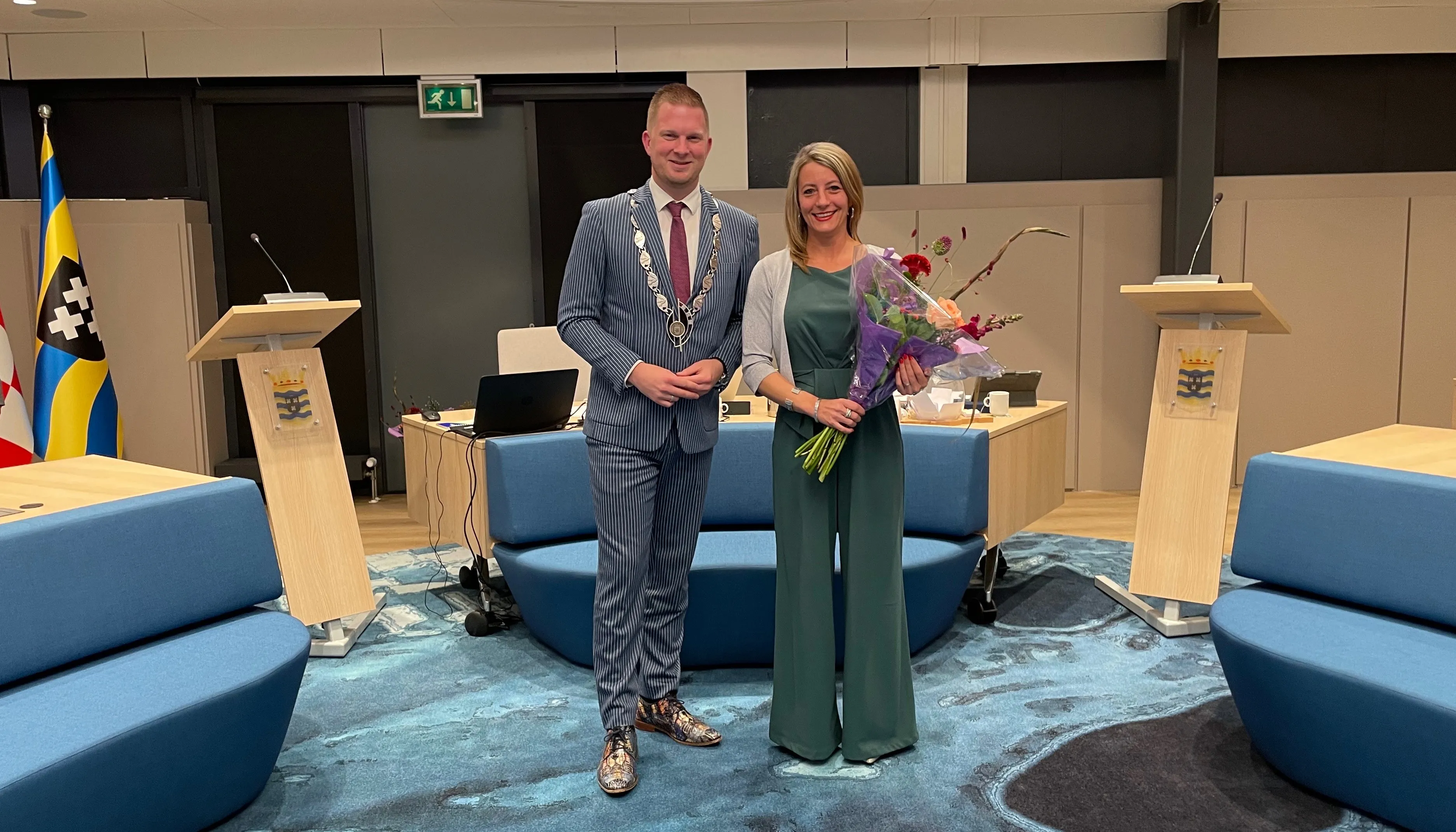 Wethouder Roxanne Pruijsers en burgemeester Boy Scholtze bij de installatie