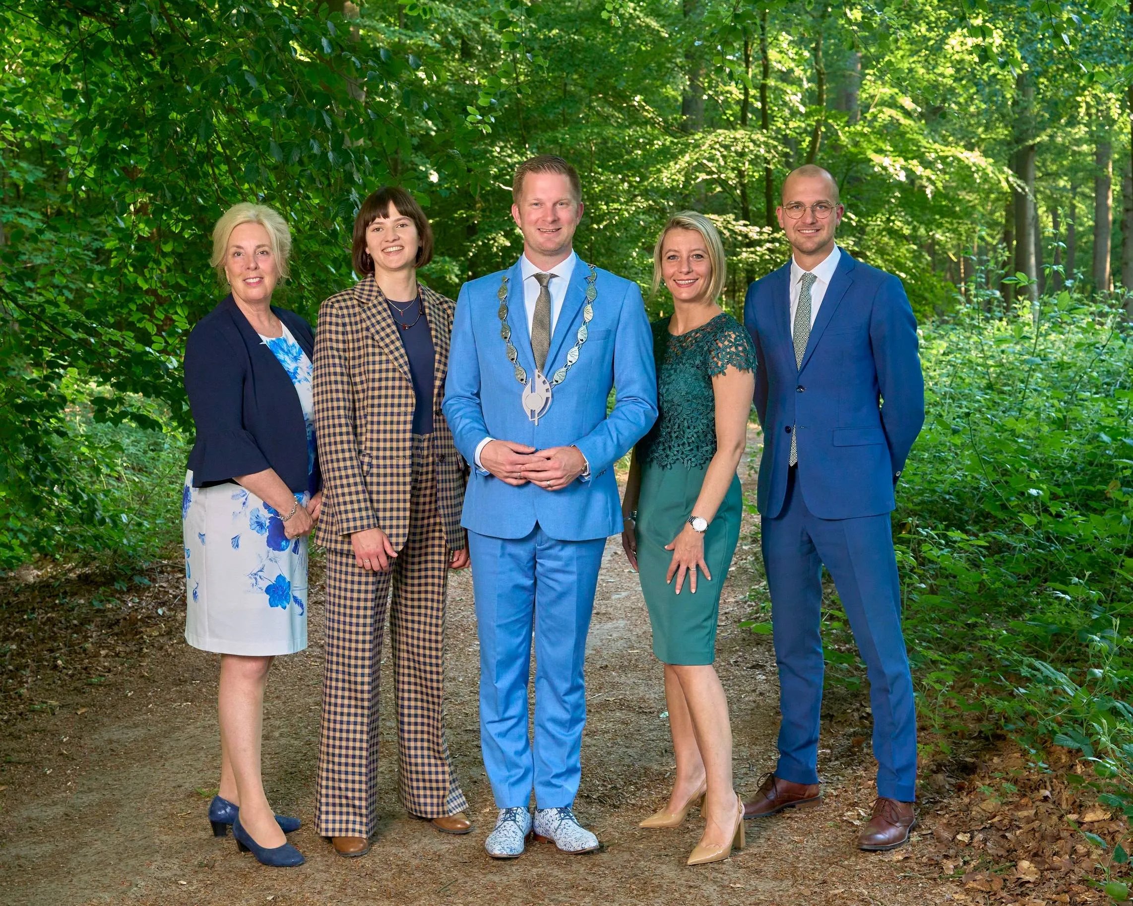 Nieuw college Drimmelen - Wilma Alink, Danique Hoeve, burgemeester Boy Scholtze, Roxanne Pruijsers, Luc Rullens (Iris Koopmans Fotografie)