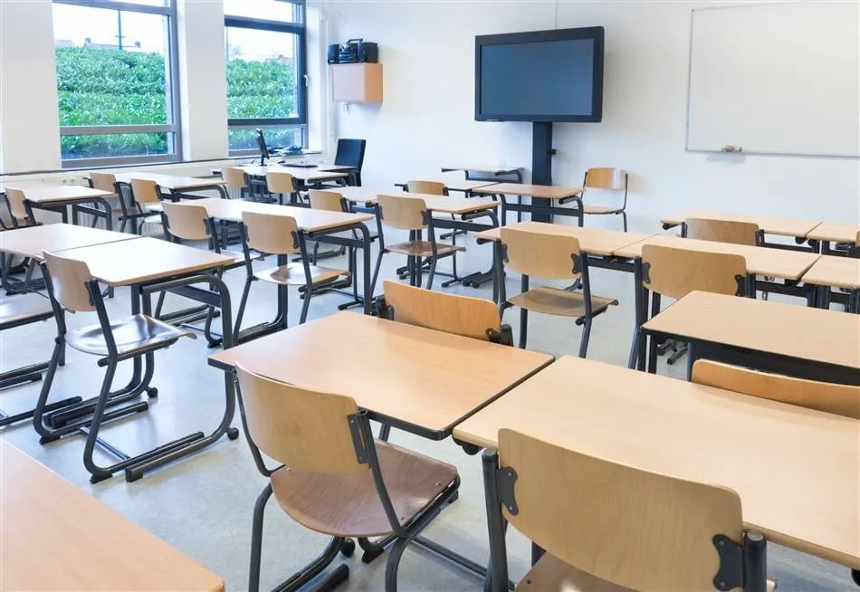 leeg klaslokaal ouders en onderwijs