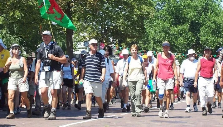 1024px intocht vierdaagse 2006 dag 1 e1436114775219 715x408