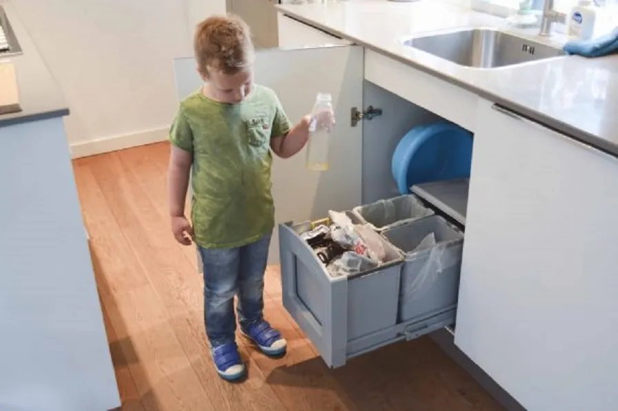 20190506 kind scheidt afval in de keuken 2 590x0 c default