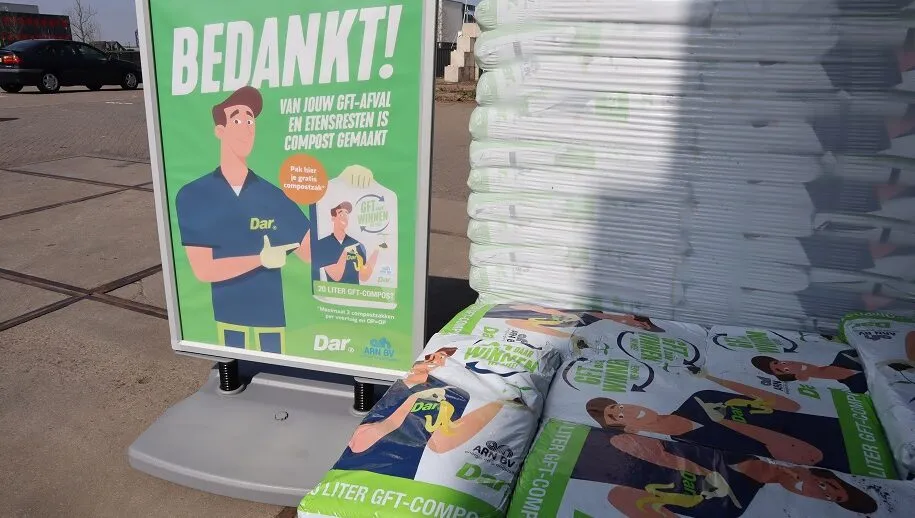 20230327 compostzakken op milieustraat 915x518 1