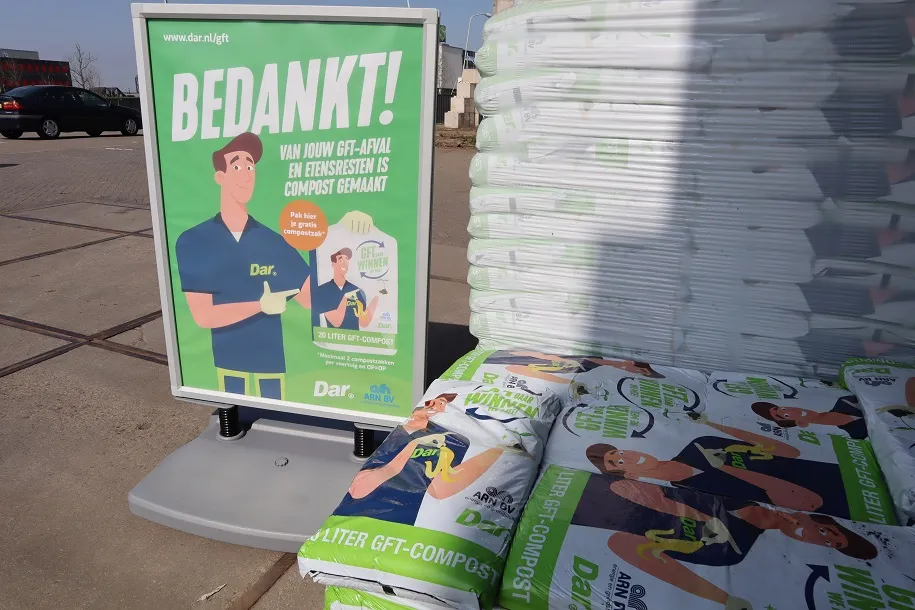 20230327 compostzakken op milieustraat