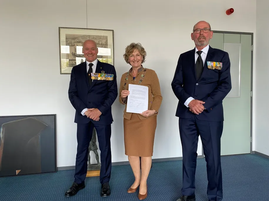 220426 foto ondertek convenant onderh oorlogsgraven gem druten en vvgd