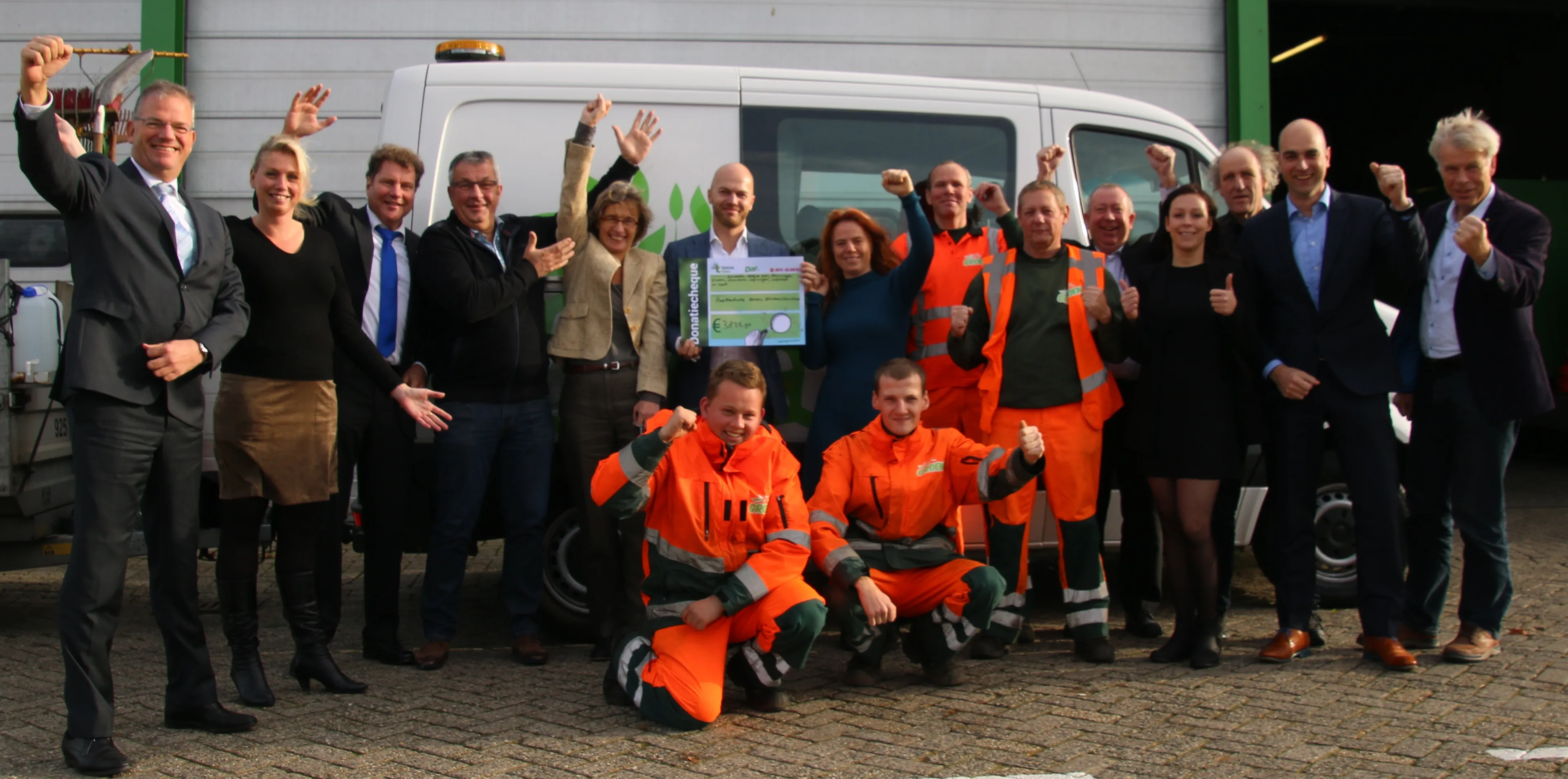 257720161208 foto tonen donatie opbrengst taxussnoeisel