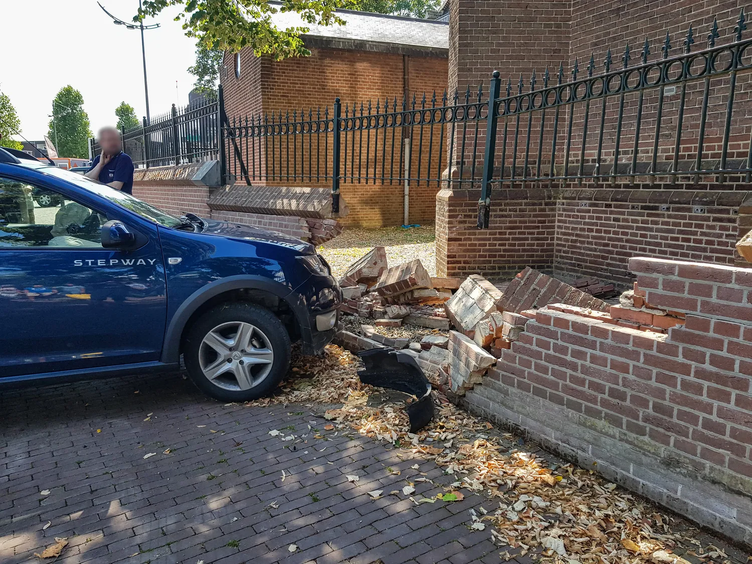 322617 automobilist ramt door muur bij hh ewalden kerk in druten 20180817 135944