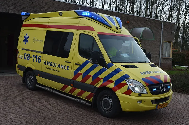 800px ambulance 08116